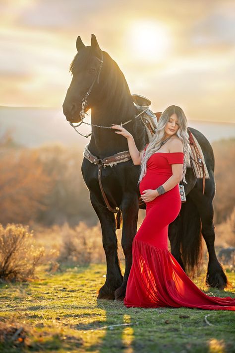 Country Maternity Photography, Country Maternity, Maternity Gown Photography, Western Photo Shoots, Baby Bump Photoshoot, Maternity Dresses Photography, Pictures With Horses, Cute Pregnancy Pictures, Outdoor Maternity Photos