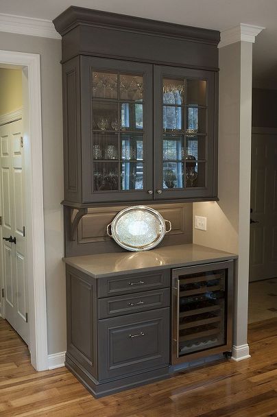 Cabinet With Glass Doors, Kitchen Desks, Studio Kitchen, Primitive Kitchen, Kitchen Redo, Glass Cabinet, Trendy Kitchen, Kitchen Remodel Idea, Wet Bar