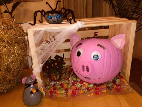 Storybook Pumpkin Ideas, Charlotte Web, Storybook Pumpkin, Book Character Pumpkins, Story Book Pumpkin, Character Pumpkins, Pumpkin Decorating Contest, Pumpkin Books, No Carve Pumpkin Decorating