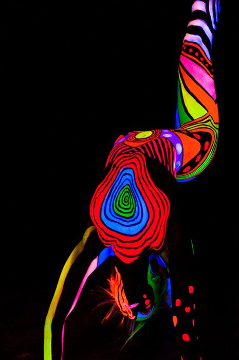 Upside Down Uv Light Painting, Uv Photography, Photoshop Tricks, Glow Paint, Glowing Art, Neon Art, Photographic Art, Neon Colors, Uv Light