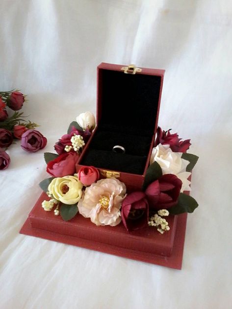 Ring Gift Packing Ideas, Ring Hamper, Hamper Bouquet, Dulang Hantaran Ideas, Dulang Hantaran, Wedding Reception Layout, Indian Wedding Gifts, Diaper Gifts, Wedding Gift Pack