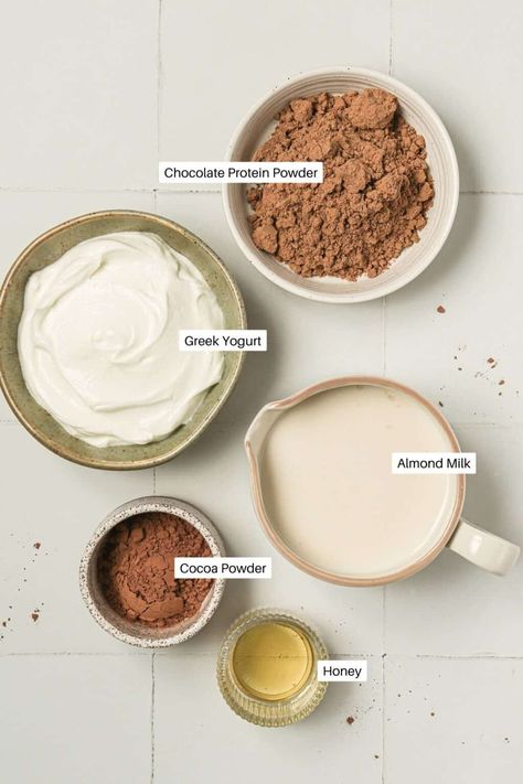 Greek Yogurt Milkshake, Chocolate Greek Yogurt Recipes, Smoothie With Greek Yogurt, Yogurt Protein Shake, Oh Snap Macros, Greek Yogurt Smoothie Recipes, Greek Yogurt And Honey, Shake Protein, Chocolate Protein Smoothie