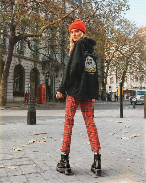 Pants Doc Martens Outfit, Martens Outfit, Doc Martens Outfit, Goth Outfit, Estilo Hippie, K Fashion, Plaid Pants, Inspiration Mode, Doc Martens