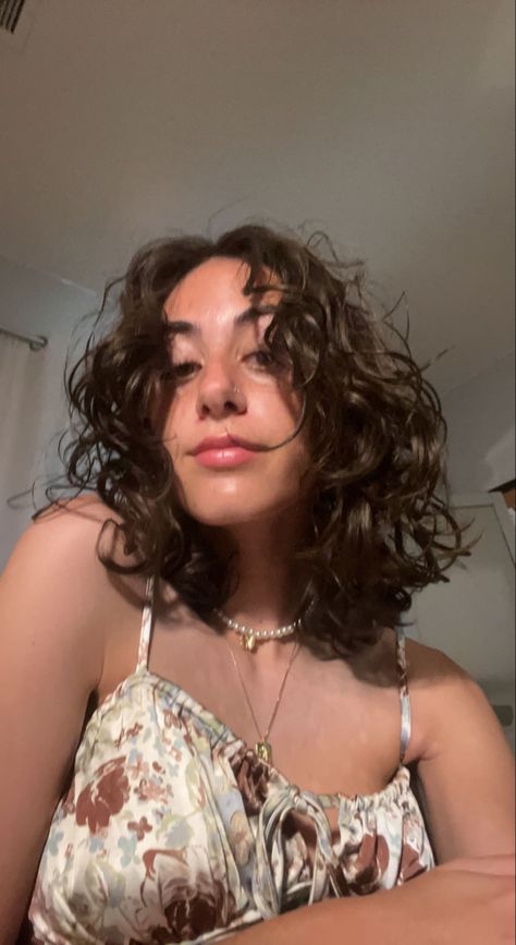 Short Curly Brown Hair Aesthetic, Short Curly Wavy Hair, 3a Short Curly Hair, Curly Wavy Hair, Short And Thick, Hair Inspired, Wavy Curly Hair, New Haircuts, Short Curly