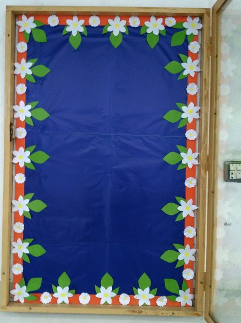 This Floweral notice board s boundary looks very decent. I used here blue base and white flowers on it. I hope you will be like this colour combination. Border Designs For Boards In School, Board Boundary Decoration Ideas, Onam Decoration Ideas For School, School Board Decoration Creative Borders, Notice Board Border Ideas, Bulletin Board Borders Creative, School Notice Board Ideas, Ukg Class Decoration Ideas, Softboard Borders Ideas