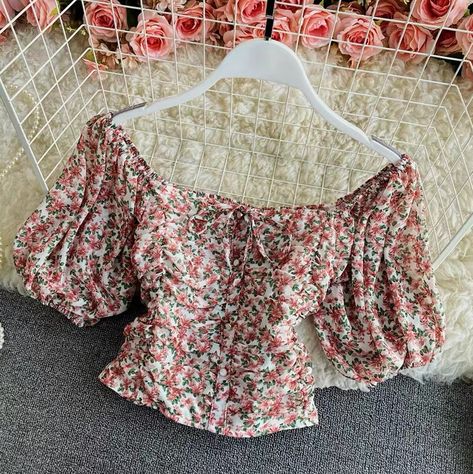 Square collar, puffy sleeves, pleat, slim, short crop Fluffy Sleeves, Flowy Crop Top, Womens Tops Dressy, Flowy Shirt, Purple Light, Crop Top And Shorts, Long Crop Top, Puffy Sleeves, Romantic Style