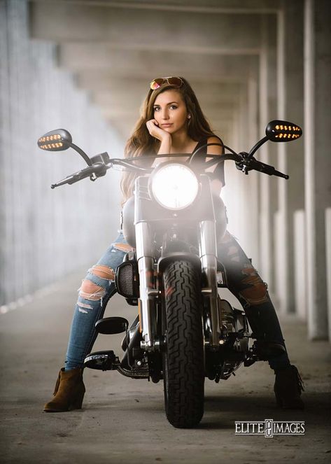 Motorcycle Photo Shoot Woman, Girl On Motorcycle, Motorcycle Photo Shoot, Biker Photos, Senior Photoshoot Poses, Biker Photography, Senior Portraits Girl, Biker Photoshoot, Beautiful Photoshoot Ideas