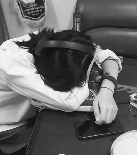 Headphone Guy Aesthetic, Laying In Bed With Headphones Aesthetic, Headphone Profile Pic, Headphone Aesthetic Girl, Pfps With Headphones, Headphones On Aesthetic, Black Aesthetic Headphones, Musik Aesthetic Pict, Headphone Girl Aesthetic