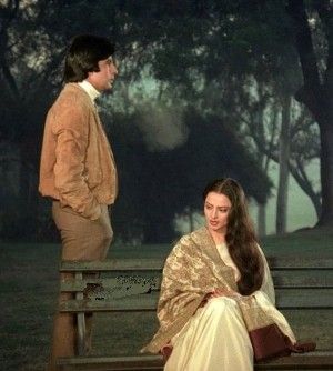 Rekha Amitabh, Rekha Actress, Vintage Bollywood Aesthetic, Bollywood Retro, Desi Love, Bollywood Pictures, Retro Bollywood, Intense Love, Latest Funny Videos