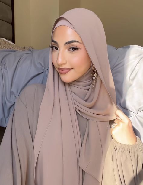 flowy full coverage non tight hijab style inspiration Full Coverage Hijab Styles, Tight Hijab Style, Hijab With Hair Showing, Flowy Hijab Style, Modern Hijab Fashion Street Style, Flowy Hijab Tutorial, Eid Hijab Styles, Full Coverage Hijab, Jersey Hijab Style