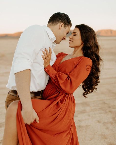 Engagement Photo Shoot Beach, Pre Wedding Photoshoot Props, Engagement Shoot Outfit, Wedding Fotos, Maternity Photography Poses Pregnancy Pics, Cute Engagement Photos, Wedding Photoshoot Props, Pre Wedding Poses, Romantic Images