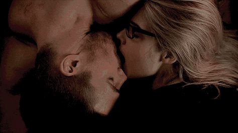 Oliver And Felicity Kiss, Arrow Season 4, Arrow Oliver And Felicity, Arrow Felicity, Arrow Cast, Tv Series Quotes, Arrow Tv Series, Stephen Amell Arrow, Oliver And Felicity