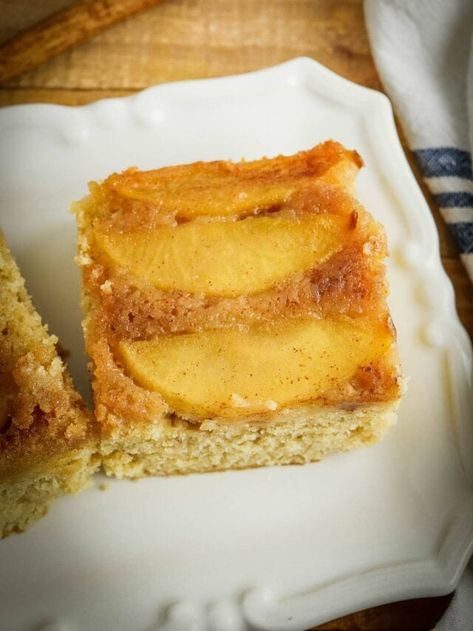 Caramel Apple Upside Down Cake, Apple Topping, Apple Upside Down Cake, Upside Down Apple Cake, Mini Caramel Apples, Apple Pie Spice, Leftover Cake, Caramel Topping, Homemade Apple Pies