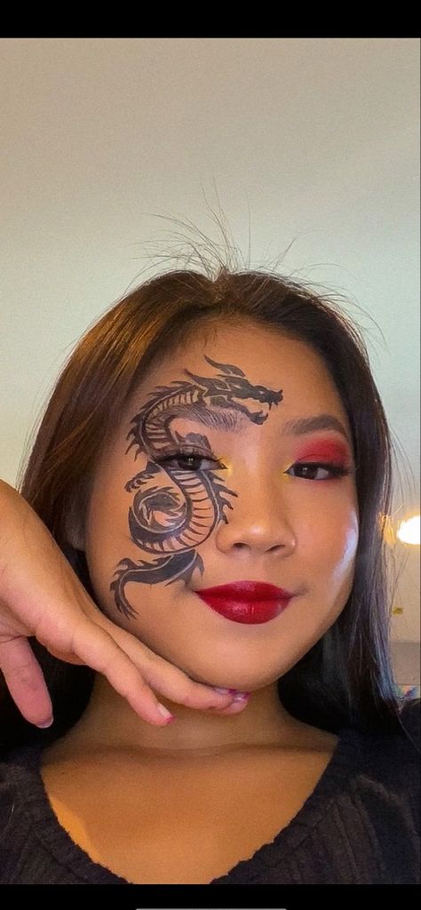 Dragon Makeup Tutorial, Chinese Dragon Makeup, Face Art Makeup Aesthetic, Dragon Face Makeup, Red Dragon Makeup, Dragon Halloween Makeup, Dragon Eye Makeup, Dragon Eyeliner, Face Paint Aesthetic