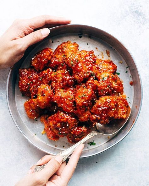 Baked Honey Sriracha Chicken Bites • Marzia (Little Spice Jar) Baked Chicken Bites, Best Steak Fajitas, Spicy Chicken Bites, Sriracha Sauce Recipe, Honey Sriracha Sauce, Honey Sriracha Chicken, Chicken Honey, Sweet And Spicy Chicken, Sriracha Chicken