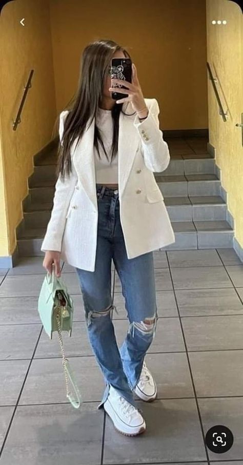 Outfit Blazer Blanco, Outfit Con Blazer, Classy Women, Looks Style, Outfit Casual, Colored Blazer, Outfits Casuales, In A World, Manners