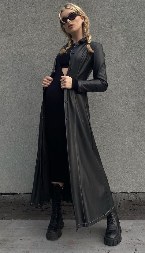 elsa hosk on instagram Total black outfit with long leather coat Leather Duster Outfit, Black Duster Outfit, Alt Cowgirl, Leather Coat Outfit, Duster Outfit, Black Duster Coat, Total Black Outfit, Leather Duster, Black Duster