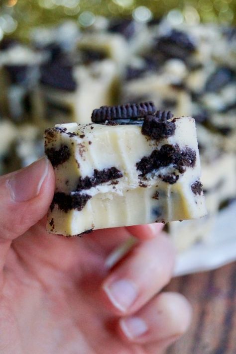 White Chocolate Oreo Fudge, 3 Ingredient Oreo Fudge, White Chocolate Desserts Easy, Oreo Fudge Recipe, Oreo White Chocolate, 3 Ingredient Fudge, Fudge Oreo, Easter Bakes, White Chocolate Fudge Recipes