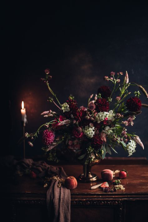 Dutch inspired flowers Lexa Y Clarke, Laid Back Wedding, Floral Arranging, Dark Wedding, Dark Flowers, Moody Wedding, Gothic Wedding, Dark Floral, So Excited