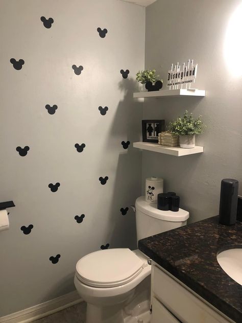 Disney Home Kitchen, Master Bedrooms Decor Disney, Disney Bathroom Ideas Kids, Disney Living Room Decor, Disney Themed Bathroom, Mickey Mouse Bathroom Ideas, Disney Bathroom Ideas, Disney Room Ideas For Adults, Disney Toilet