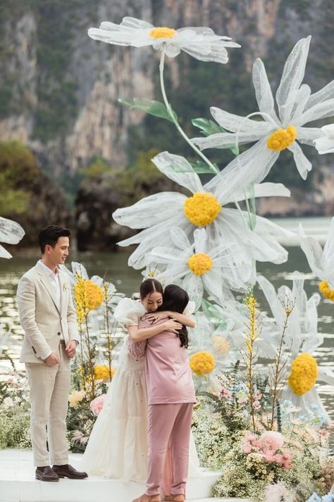 Daisy Wedding Theme, Wedding In Thailand, Thailand Wedding, Daisy Wedding, Wedding Backdrop Design, Flower Installation, Rainbow Wedding, 100 Layer Cake, Giant Flowers