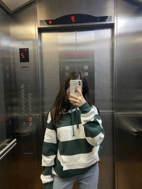 Mirror Selfies Without Showing Face, Outfit Mirror Selfie, Trendy Mirrors, Aditi Bhatia, Cold Outfit, Hair Roblox, Diy Clothes Hacks, Girlfriend Style, Christmas Outfit Ideas