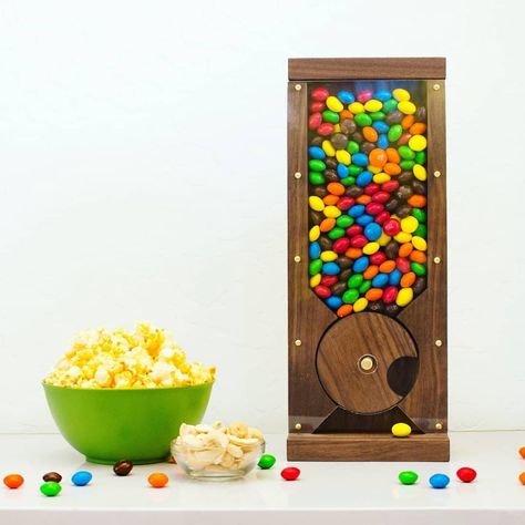 DIY CANDY MACHINE Diy Candy Machine, Wooden Candy Dispenser, Kids Woodworking Projects, Dt Projects, Woodworking Vise, Murphy Bed Plans, Childhood Dreams, Wood Lantern, Woodworking Projects For Kids