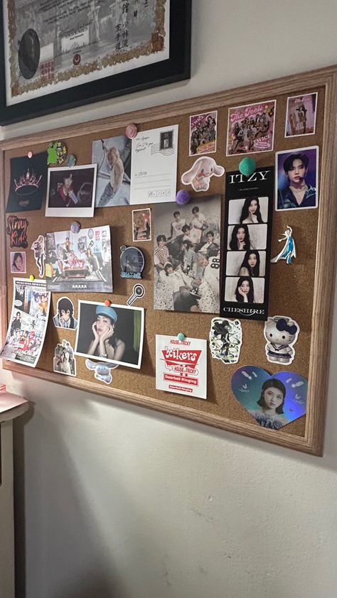 𝐦𝐢𝐧𝐞 ! 𝐝𝐨 𝐧𝐨𝐭 𝐫𝐞𝐩𝐨𝐬𝐭 ! ☆ #corkboard #kpop #corkboardideas Pin Board With Photos, Corkboard Organization Ideas, Bulletin Board For Home, Pinboard Decor Ideas, Pretty Cork Board Ideas, Kpop Cork Board Ideas, Corkboard Wall Ideas, Bulletin Board Room Decor, Corkboard Ideas Aesthetic