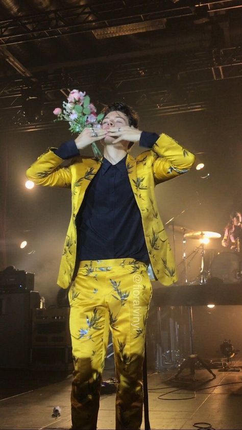 Harry Styles Images, Harry Styles Live On Tour, Yellow Suit, Harry Styles Concert, Harry Styles Live, Harry Styles Wallpaper, One Direction Harry, Harry Styles Photos, Mr Style