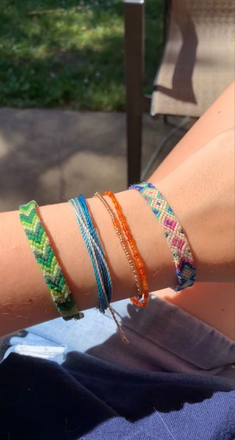 Freindship Bracelets, Pura Vida Bracelets, Stunning Jewellery, Friendship Bracelet, Dark Colors, Summer Style, Embroidered Friendship Bracelet, Friendship Bracelets, Necklaces Bracelets