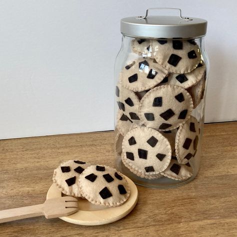 Set of six handmade felt Chocolate Chip cookies. They look good enough to eat! Your little one will love to play bakery or grocery store with these felt cookies. Handmade in smoke free home. One cookie measures 2.75 inches in diameter, about 1 inch tall. Felt Food Patterns Free, Felt Chocolate, Play Bakery, Felt Food Diy, Felt Food Patterns, Felt Cupcakes, Felt Fruit, Pretend Play Food, Felt Stories