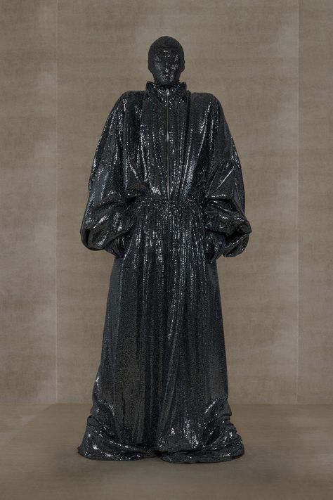 Vetements - Spring 2024 Ready-to-Wear https://www.vogue.com/fashion-shows/spring-2024-ready-to-wear/vetements/slideshow/collection#71 Balenciaga Runway, 2024 Menswear, Fashion 2024, Runway Collection, Fashion Design Clothes, Coven, Spring 2024, Clothing Ideas, Pic Ideas