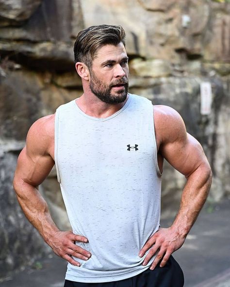 Chris Hemsworth Updates (@chrishemsworthupdates) posted on Instagram: “@centrfit : Chris's goal was to build his, strongest, fittest body ever. What's YOUR goal? It's not too late to take on the definitive…” • Sep 18, 2021 at 6:29pm UTC Chris Hemsworth Body, Chris Hemsworth Shirtless, Hemsworth Brothers, Chris Hemsworth Thor, Man Crush Everyday, Corte De Cabelo Masculino, Liam Hemsworth, Man Thing Marvel, Muscular Men