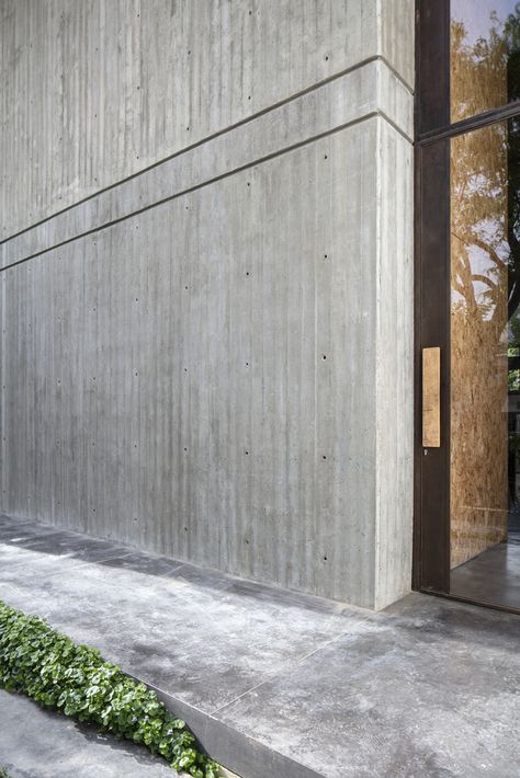 Gallery of Muse(um) House / Anderman Architects - 27 Boardform Concrete, Columns Interior, Board Formed Concrete, Metal Facade, Concrete Facade, Concrete Architecture, Concrete Building, Concrete Steps, First Meeting