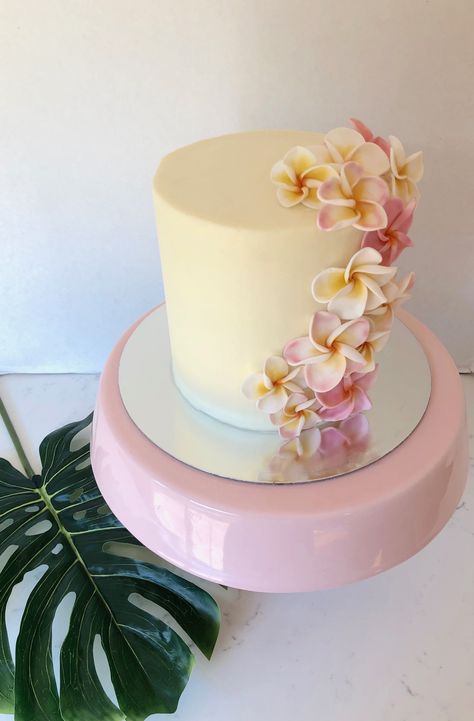 Barbie Themed Cake, Hawaiian Birthday Cakes, Tropical Birthday Cake, Summer Birthday Cake, Stylish Cake, Marshmallow Buttercream, Hawaiian Birthday, Cute Birthday Ideas, Tropical Birthday