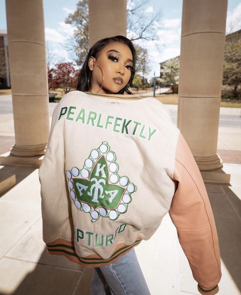 Alpha Kappa Alpha Sorority Paraphernalia, Hoco Inspo, College Graduation Pictures Poses, Boho Plus Size, College Graduation Pictures, Aka Sorority, Graduation Picture Poses, Alpha Kappa Alpha Sorority, American Princess