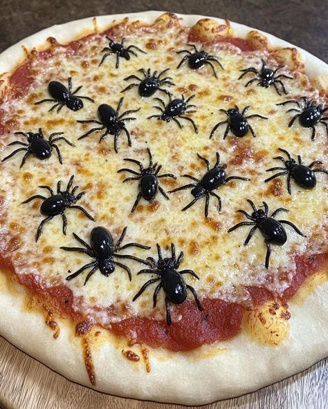 Pizza For Halloween, Spider Pizza, Pizza Halloween, Halloween Pizza, Halloween Drinks, Apple Pie Recipes, Halloween Recipes, Pizza Sauce, Culinary Arts