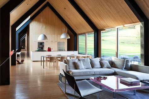 Amazing Homes for Sale Around the World Gable House, Modern Barn House, Shed Homes, Barn Style House, Modern Barn, A Living Room, Maine House, Barn House, Design Case