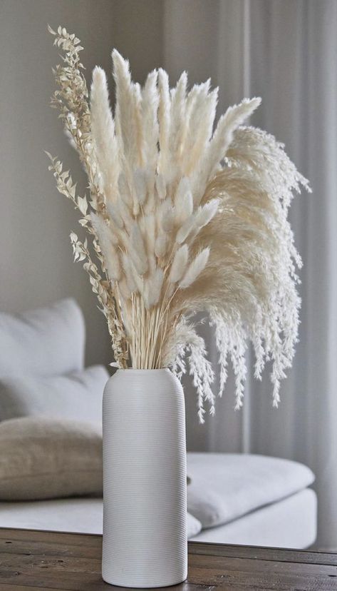 Minimalistic Centerpieces, White Vase Decor, White Pampas, Nurse Party, Vase Deco, Magnolia Flowers, Living Room Decor Inspiration, Bunny Tails, White Bunny