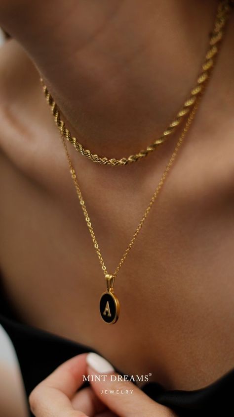 Gold And Black Necklace, Gold Chain With Locket, Acssesories Ideas, قلادات متدلية, Jewelry Product Shots, Alphabet Pendant, Diy Necklaces, Accesories Jewelry, Jewelry Words