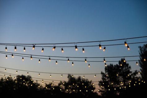 Light Bulbs in Wedding Reception, kermesse style. Country wedding. Martin Roig Ambientaciones. Shaadi Backdrops, 50s Vibes, String Lights Party, Country Wedding Venues, Thailand Wedding, Couples Poses, Festoon Lighting, Wedding Vibes, Lawn Decor