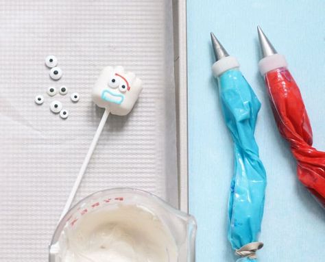 FORKY TOY STORY MARSHMALLOWS -- a fun and easy Toy Story food idea for your Toy Story party, made with candy melts, pipe cleaners, and marshmallows. Toy Story Food, Baseball Table, Cupcake Toy, Toy Story Crafts, Story Food, Toy Story Party Decorations, Leftover Candy, Candy Easter Basket, Toy Story Theme