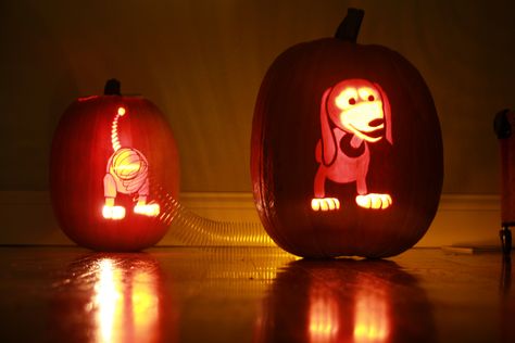 Slinky Dog from Toy Story Halloween Pumpkin (in the dark) Buzz Lightyear Pumpkin Carving, Toy Story Pumpkin Ideas Carving, Toy Story Pumpkin Carving, Buzz Lightyear Pumpkin, Toy Story Pumpkin, Halloween Pumkin Ideas, Pumkin Ideas, Pumpkin Story, Disney Tree