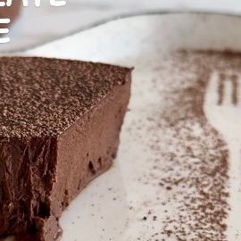 @easyvegan4u on Instagram: ""GET The Complete Plant Based Cookbook - Over 200+ Delicious Vegan Recipes Including 30-day Meal Plans" =>> LINK IN BIO 🔗 @easyvegan4u ✨ 2- INGREDIENT CHOCOLATE CAKE 😍 without gluten, dairy or sugar 😍 | By @Waytohealthkitchen This cake is a dream come true, requires about 5 minutes of your work and is absolutely delicious and nutritious 💪🏻 ✨ INGREDIENTS ✨ 🌱 4 small apples (the sweeter the better) 🌱 250g favorite clean chocolate (2.5x bars) ✨ INSTRUCTIONS✨ 🌱 Peel, cut and boil apples for 15 minutes or until soft. You can also bake whole apples at 350F for 30 min or so and then mash them for an even sweeter taste. Melt your chocolate, combine the two in a blender or food processor and blend. Pour into a 6” cake mold and set in the fridge overnight (or free Healthy Chocolate Cake, Bolo Fit, Chocolate Apples, Eggless Desserts, Desserts Vegan, Healthy Cake, Gluten Free Recipes Easy, Healthy Sweets Recipes, Gluten Free Cakes