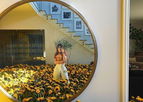 Kylie Flowers, Room Filled With Flowers, Relashion Ship, Room Full Of Flowers, House Full Of Flowers, Kylie Jenner Poses, Kylie Jenner House, Kendall Jenner Outfits Casual, Kylie Jenner Fans