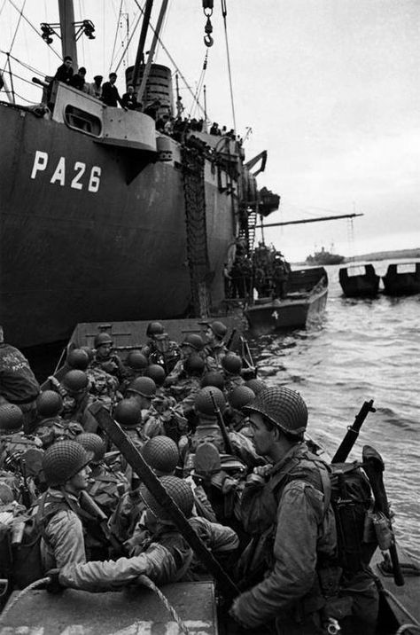 Allied troops in landing craft boarding ships on their way to the beach landings of Normandy on the eve of D-Day in the harbor of Weymouth, England - 5 June 1944 Weymouth England, Weymouth Dorset, D Day Normandy, D Day Landings, Landing Craft, Fukushima, Nagasaki, Historical Events, Hiroshima