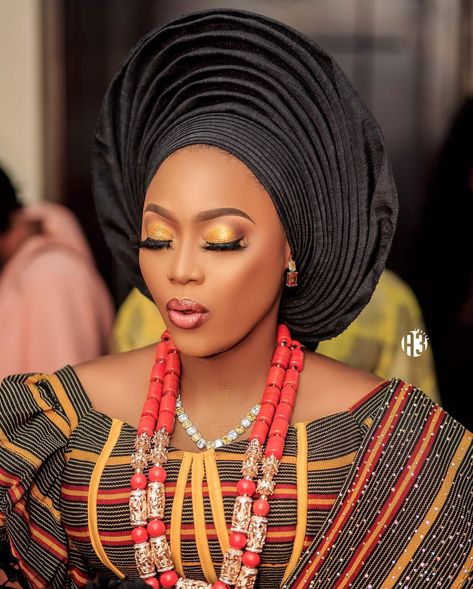 10 Trending Gele and Makeup Styles for the Modern Woman Gele Styles, Boho Braided Hairstyles, Old Makeup, Makeup Styles, Boho Braids, Top Beauty Products, African Dress, Black Women Hairstyles, Fashion Makeup