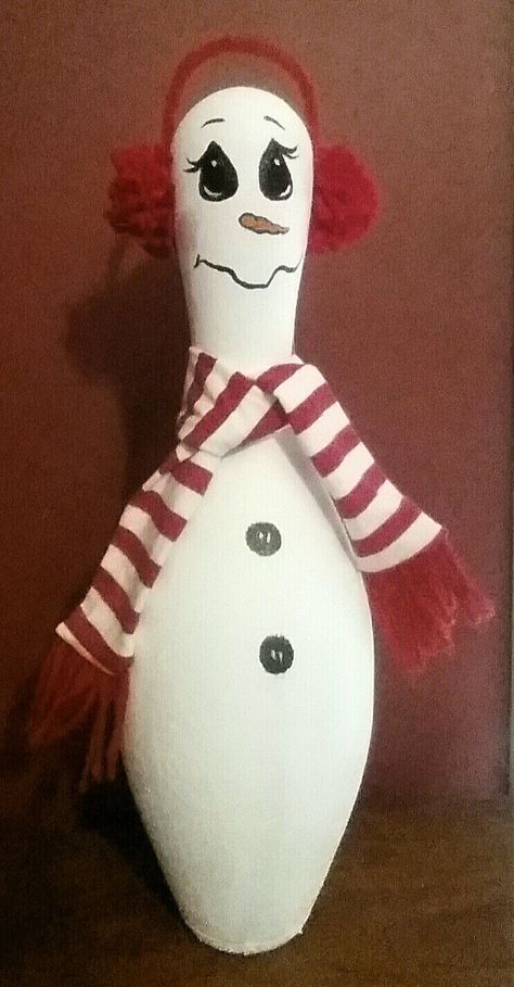 Bowling pin snowman, would make a great clown! LOL Gnome Bowling Pin, Painted Bowling Pins Ideas, Bowling Pin Snowman, Decorated Bowling Pins, Bowling Pins Ideas, Bowling Centerpieces, Bowling Crafts, Christmas Presents For Parents, Bowling Ideas