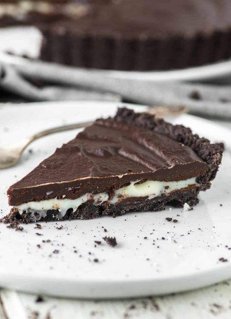 With an Oreo crust, both white chocolate and dark chocolate ganache, this Oreo tart is rich and delicious. #oreotart #tart #oreodessert | chiselandfork.com Oreo Tart, Oreo Crust Recipe, Rose Tart, Apple Rose Tart, Chocolate Deserts, Apple Rose, Dark Chocolate Ganache, Tarts Crust, Ganache Recipe