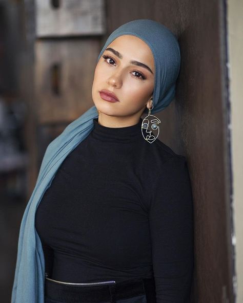 all new everything. @indoanisa in Dusk Modal. @sarahkrickphotography #allneweverything #hijabstyle #hijabinspiration #headwrapstyles… Turban Mode, Jersey Hijab Scarfs, Muslim Head Scarf, Arab Scarf, Jersey Scarf, Head Wrap Styles, Jersey Hijab, Mode Turban, Head Scarf Styles